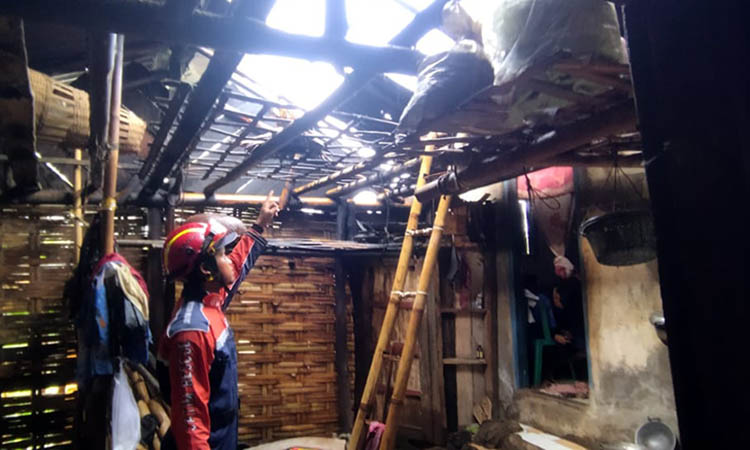 SUDAH DIASESMEN: Rumah warga di Desa Petung, Kecamatan Pasrepan yang rusak setelah angin kencang berhembus, Senin (29/9).