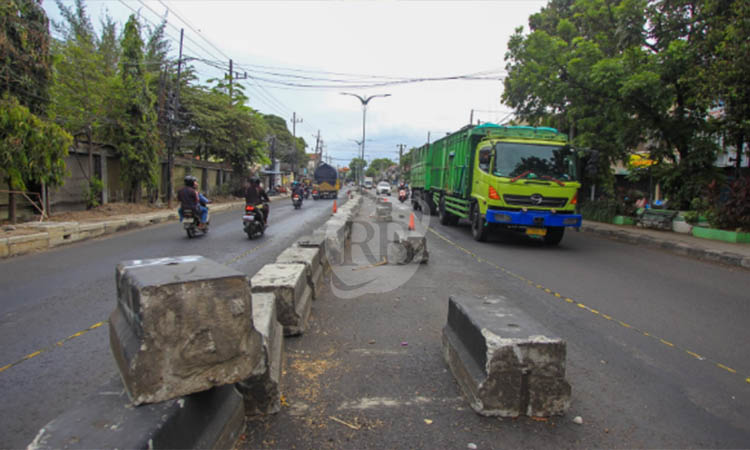 HAMPIR SELESAI: Pelebaran jalan di sisi timur Alun-alun Bangil yang hanya menyisakan tahap akhir.