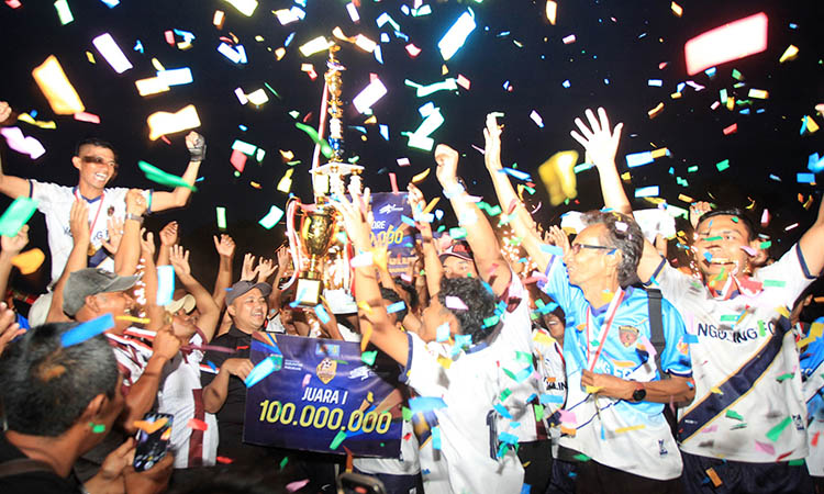 SANG PEMENANG: Bupati Pasuruan Rusdi Sutejo memberikan trofi kepada Nguling FC yang menjuarai Piala Bupati Pasuruan Superlegue 2025.