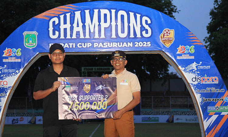MEMBANGGAKAN: Bayu Nawasena menyerahkan hadiah supporter terbaik kedua kepada manajer Bangil FC.