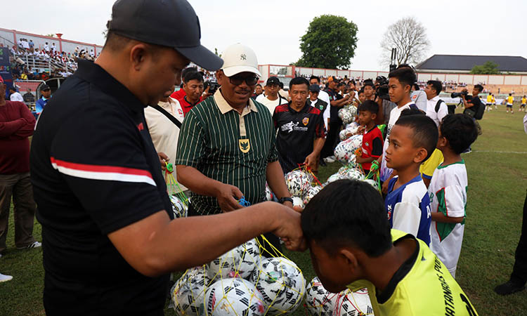 SERIBU BOLA: Bupati Pasuruan Rusdi Sutejo bersama Ketua DPRD Kabupaten Pasuruan Samsul Hidayat secara simbolis memberikan bantuan kepada perwakilan siswa sekolah sepakbola (SSB) dari 24 kecamatan.