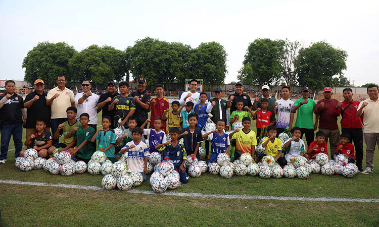 SERIBU BOLA: Bupati Pasuruan Rusdi Sutejo bersama Ketua DPRD Kabupaten Pasuruan Samsul Hidayat secara simbolis memberikan bantuan kepada perwakilan siswa sekolah sepakbola (SSB) dari 24 kecamatan.