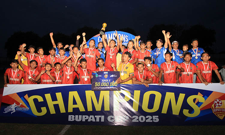 RUNNER UP: Pemain dan ofisial Lekok United tetap bergembira meski harus menjadi juara kedua.