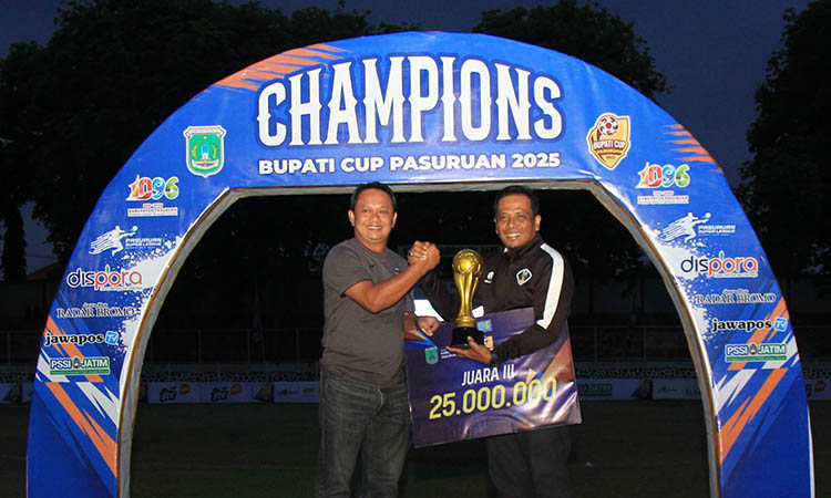 TERBAIK KETIGA: Manajer Gempol FC menerima trofi sebagai peraih juara ketiga dan keempat.