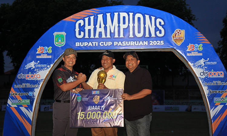 TERBAIK KEEMPAT: Manajer Pandaan FC menerima trofi sebagai peraih juara ketiga dan keempat.