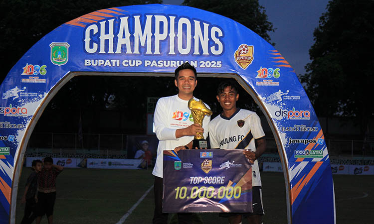 TERBANYAK: Wakil Ketua DPRD M Zaini memberikan penghargaan kepada Ali Mashori striker Nguling FC yang menyabet top skor dengan torehan 15 gol.