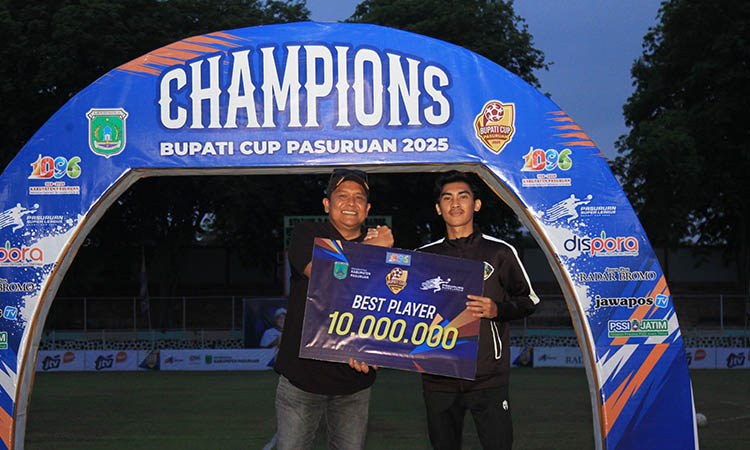 PENGARUH POSITIF: Ketua Komisi IV DPRD Andri Wahyudi memberikan reward kepada M Husyen, playmaker Gempol FC yang diganjar pemain terbaik di Piala Bupati Pasuruan Superleague 2025.