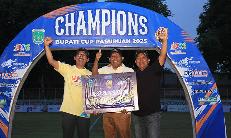PATUT DITIRU: Perwakilan dari supporter Pandaan FC yang dinobatkan menjadi supporter terbaik di ajang Piala Bupati Pasuruan Superleague 2025.