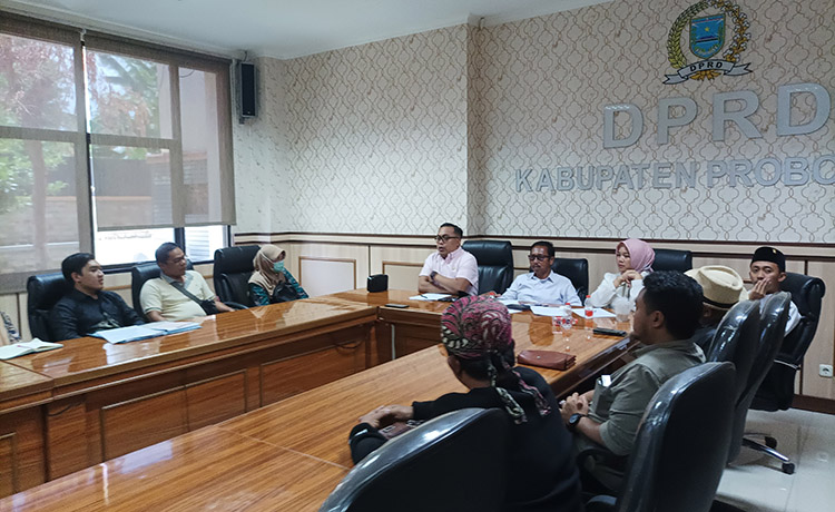 DISKUSI: Pihak keluarga pemohon eksekusi saat dialog bersama Komisi 1.