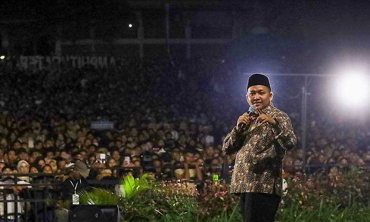 SEJAHTERAKAN MASYARAKAT: Bupati Pasuruan HM Rusdi Sutejo memberikan sambutan dan menutup Pekan Raya Pasuruan 2025 pada Selasa (30/9) malam.
