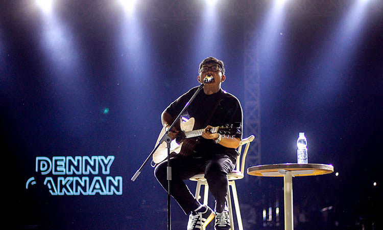 DINANTI: Penampilan Denny Caknan disambut sorak kemeriahan ribuan penonton.