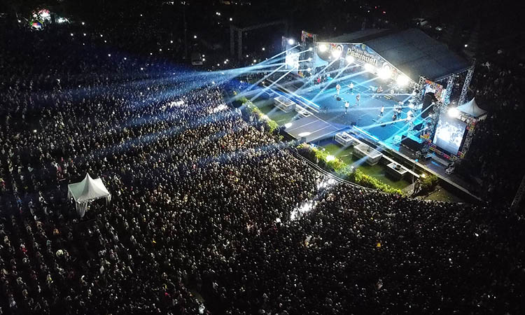 PENUH: Potret ribuan penonton yang mememuhi amphitheater Taman Candra Wilwatikta.