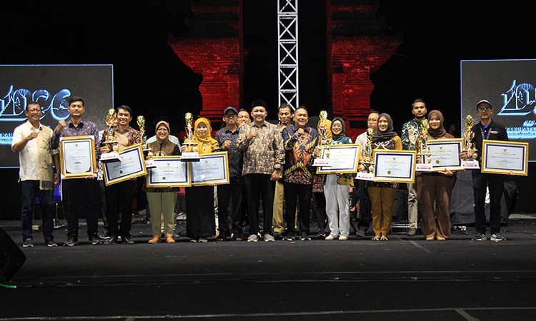 APRESIASI: Bupati HM Rusdi Sutejo berfoto dengan para pemenang stan terbaik dan terfavorit di Pekan Raya Pasuruan 2025.