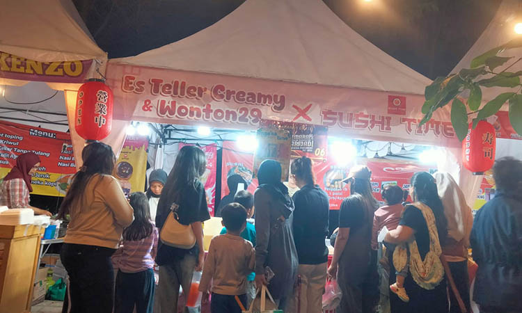 PERPUTARAN EKONOMI: Stan di Pekan Raya Pasuruan 2025 yang tak pernah sepi akan kunjungan orang.