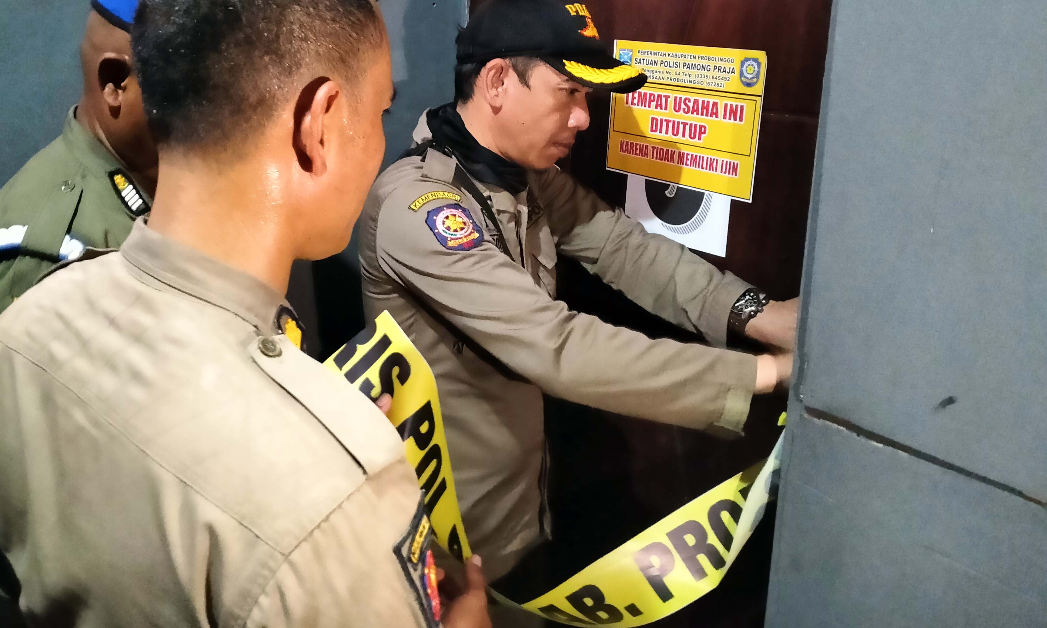 Satpol PP Kabupaten Probolinggo saat menutup salah satu tempat karaoke di Desa Pabean, Dringu, Probolinggo, Rabu siang (10/1).
