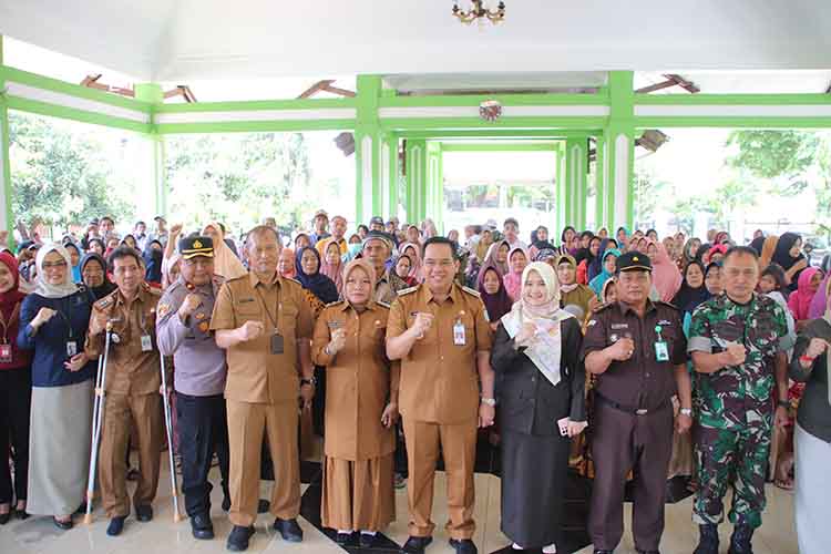 KOMPAK: Wali Kota Probolinggo dr. Aminuddin bersama Wakil Wali Kota, Pj. Sekda, serta semua unsur dan KPM berfoto bersama usai seremonial penyaluran bantuan.