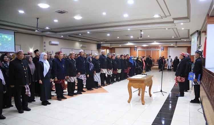 DILUKIR: Ratusan ASN di lingkungan Pemkot Probolinggo diambil sumpah dan janjinya dalam mutasi jabatan, Selasa (30/9).