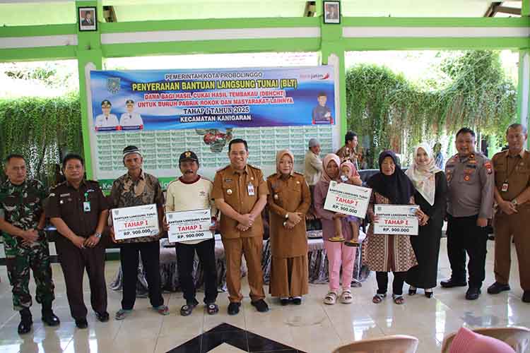PENYERAHAN: Wali Kota Probolinggo dr. Aminuddin bersama Wakil Wali Kota Ina Dwi Lestari berfoto bersama sejumlah KPM usai penyerahan BLT Tahap I Tahun 2025 di Kota Probolinggo, secara simbolis.