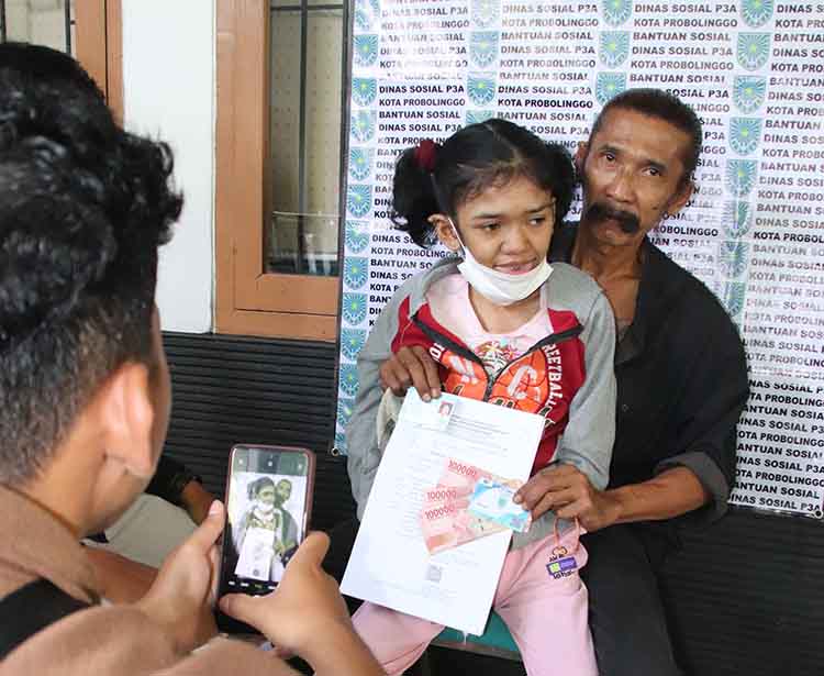 KADEMANGAN: Salah satu KPM di Kecamatan Kademangan, dalam sesi foto sebagai bukti, bahwa BLT di Kota Probolinggo telah disalurkan dengan tepat sasaran.