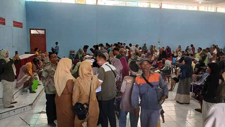 MANGUNHARJO: Sejumlah KPM mendatangi Aula Kantor Kelurahan Mangunharjo, Kecamatan Mayangan, yang menjadi pusat penyaluran BLT Tahap I Tahun 2025 untuk wilayah Kecamatan Mayangan.