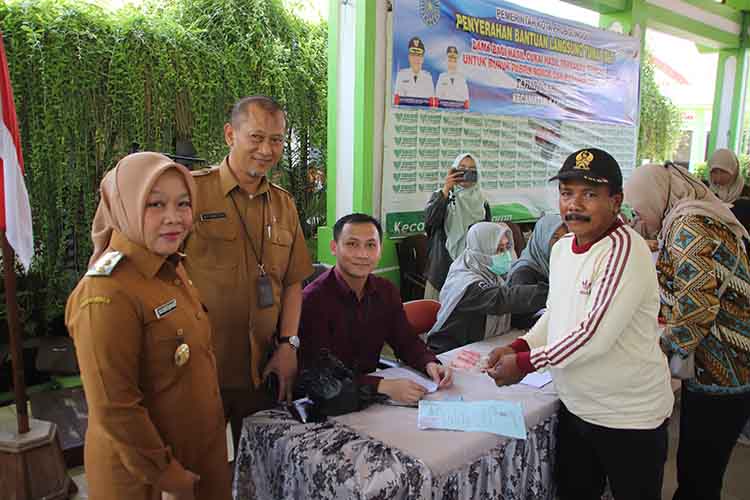 TINJAU: Wakil Wali Kota Probolinggo Hj. Ina Dwi Lestari didampingi Pj. Sekda Dr. Rey Suwigtyo, meninjau penyaluran BLT di Pendopo Kecamatan Kanigaran.