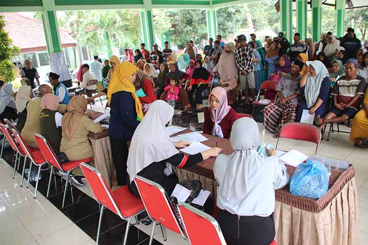 KEDOPOK: Sejumlah KPM terlihat antusias mendatangi Pendopo Kantor Kecamatan Kedopok, yang menjadi lokasi penyaluran BLT Tahap I Tahun 2025.