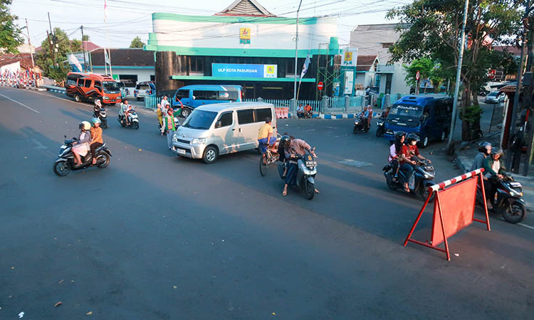 BIAR TERATUR: Pemkot Pasuruan berencana untuk memasang warning light di persimpangan WR Supratman, Kota Pasuruan, tahun depan. Hal ini ditujukan, agar kondisi jalan lebih teratur.