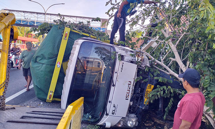 TERGULING: Truk yang dikemudikan Agus, warga Kejayan, Kabupaten Pasuruan yang terguling di jalan nasional ruas Surabaya - Malang, depan SDN Suwayuwo II, Desa Suwayuwo, Kecamatan Sukorejo.
