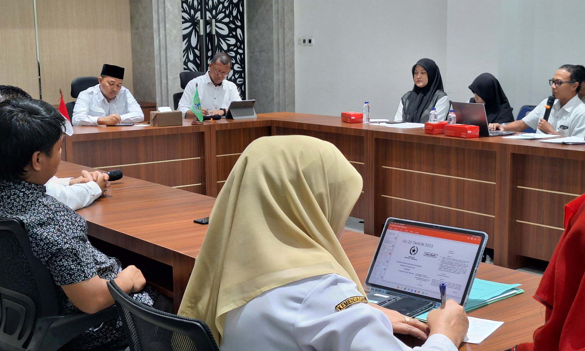 CARI SOLUSI: Bupati Pasuruan Mas Rusdi (kiri, pakai peci) saat menemui aliansi eks honorer Pemkab Pasuruan yang dirumahkan.