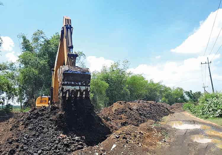 NORMALISASI: Petugas UPT PSDA WS Welang Pekalen melakukan normalisasi aliran Sungai Pesisir, Kecamatan Sumberasih, Kabupaten Probolinggo, Rabu (1/10).