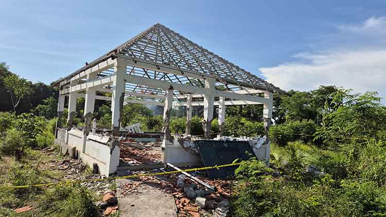 RUSAK: Bangunan di atas makam di Dusun Serambi, Desa Winongan Kidul, dibongkar paksa oleh warga. Kini, kasus pembongkaran ini diselidiki kepolisian.