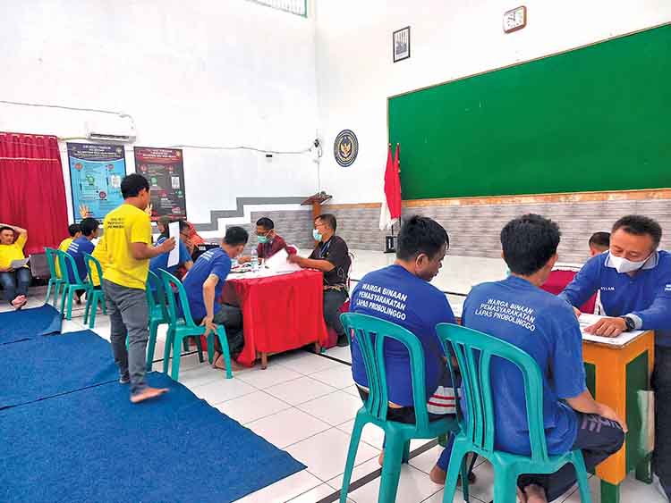 SKRINING: Sejumlah WBP di Lapas Kelas IIB Probolinggo saat melakukan skrining kesehatan, Kamis (18/9).
