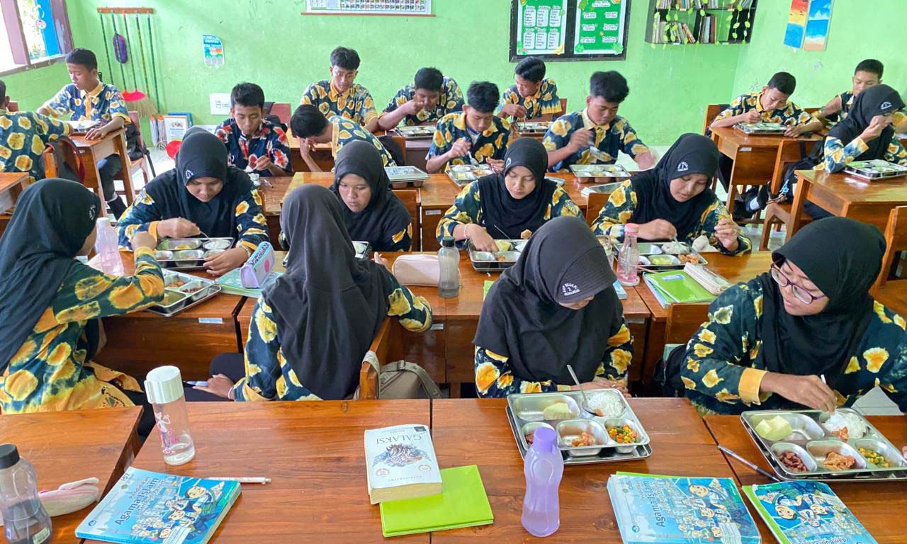 Siswa-siswi SMPN 2 Kota Probolinggo menikmati menu MBG di pagi hari atau jadi menu sarapan. 