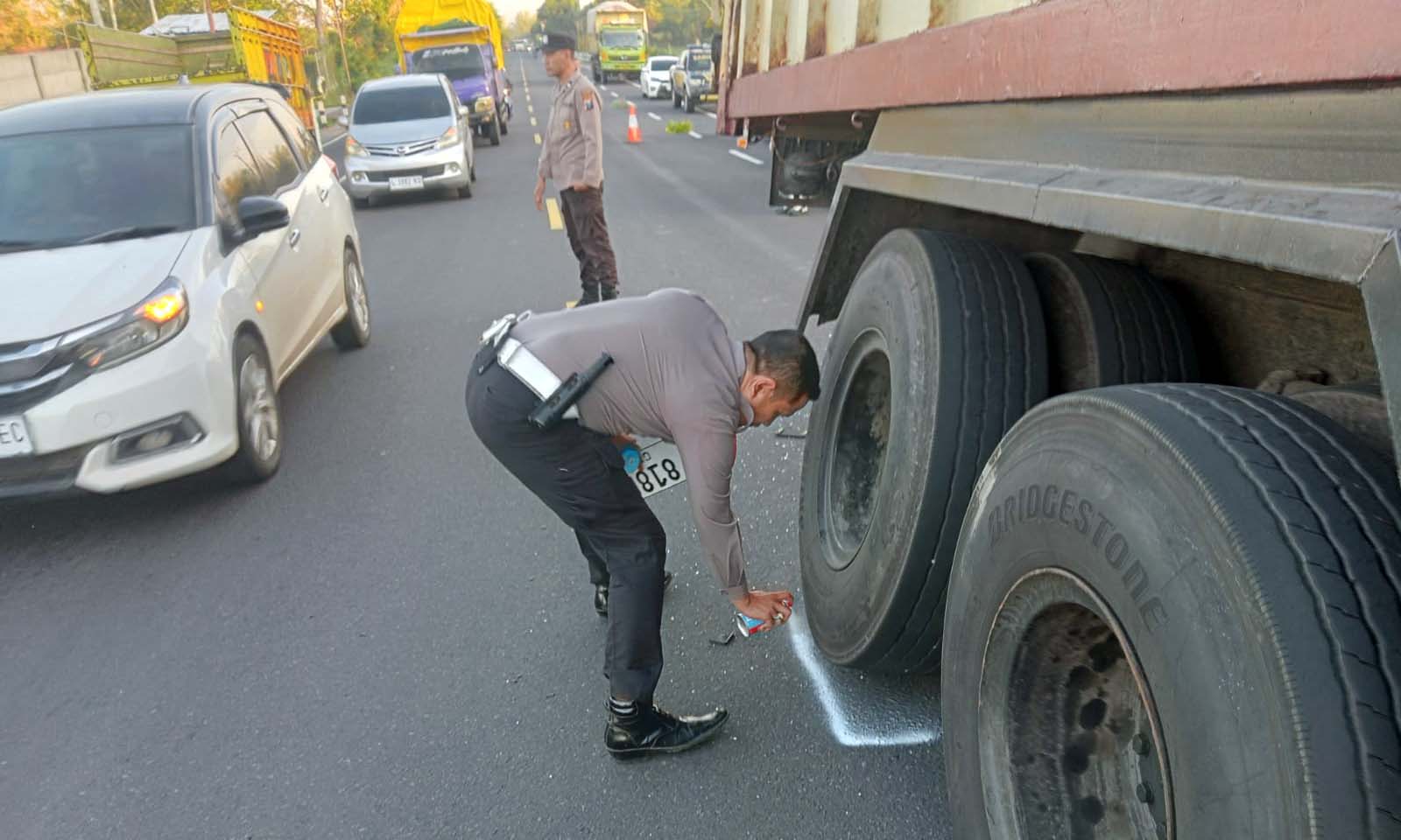 OLAH TKP: Anggota Satlantas Polres Probolinggo melakukan olah TKP di Jalan Raya Desa/Kecamatan Tegalsiwalan, Kabupaten Probolinggo, Rabu (1/10).