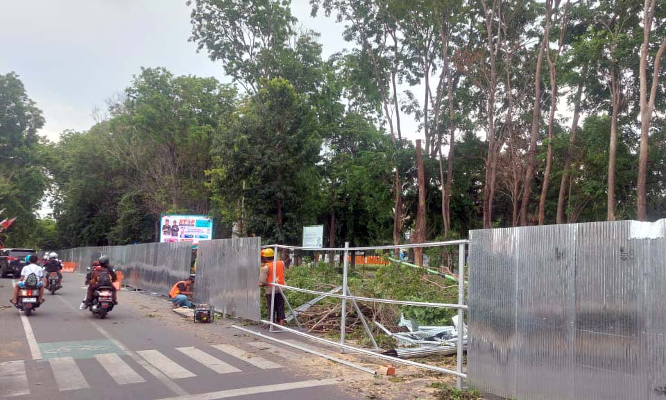 DIPAGAR: Alun-Alun Kota Probolinggo mulai direvitalisasi. Sejak Rabu (1/10), alun-alun diberi pagar keliling yang terbuat dari baja ringan dan seng.