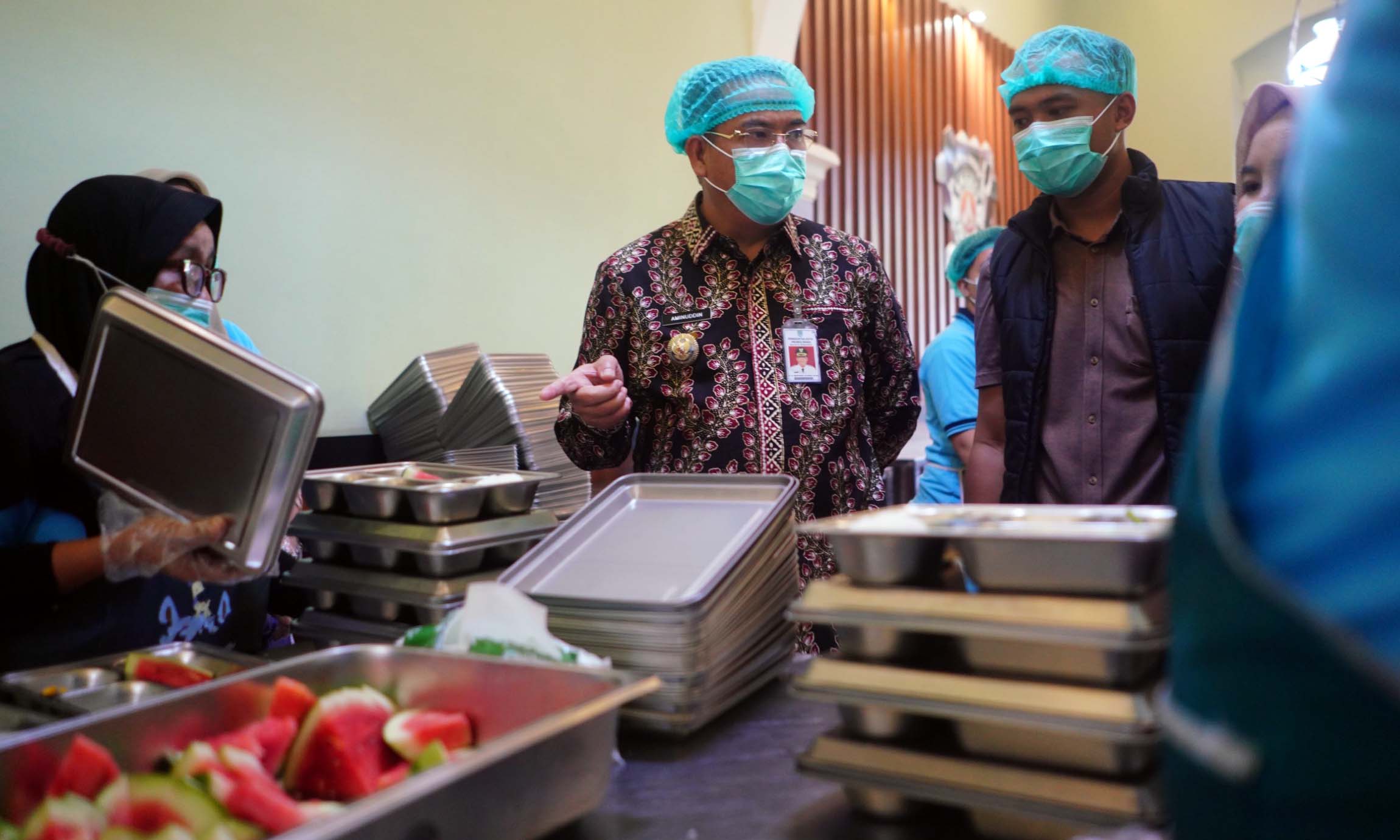 TINJAU DAPUR: Wali Kota Probolinggo Aminuddin bersama rombongan saat meninjau salah satu dapur SPPG di Kota Probolinggo kemarin (2/10). Wali Kota memberikan banyak catatan pada enam dapur SPPG.