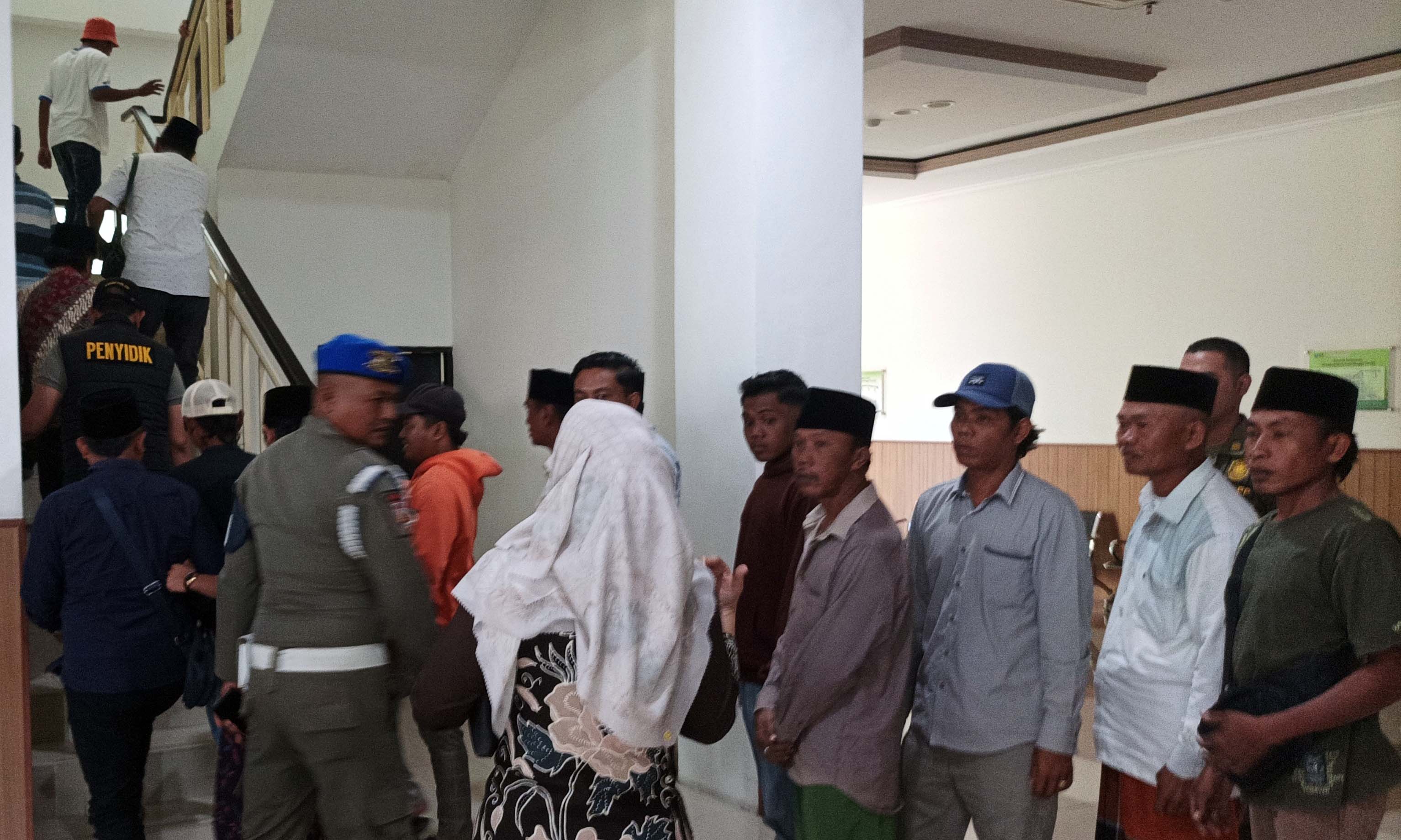 MINTA KANTOR: Warga Desa Kedungsupit, Wonomerto, mendatangi kantor Bupati Probolinggo di Kraksaan, Jumat (3/10).