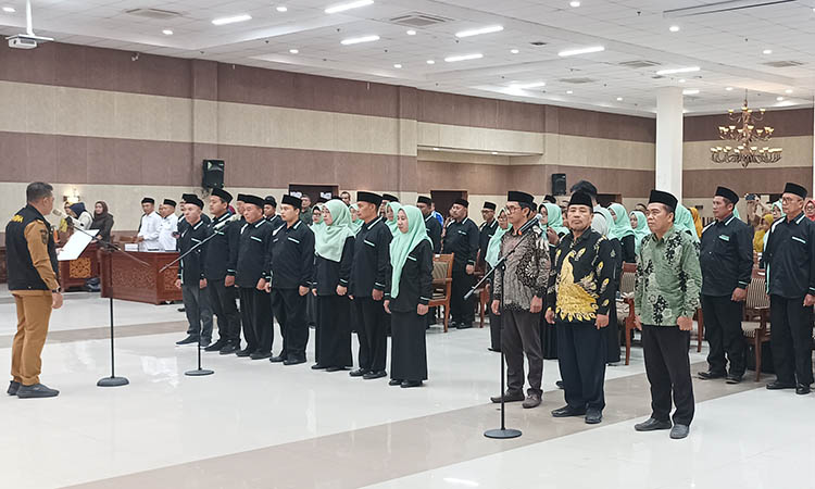 TUGAS BERAT: Bupati Probolinggo melakukan pelantikan Forum Kabupaten Probolinggo Sehat di auditorium Madakaripura, Selasa (30/9) lalu.