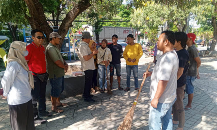 PERSUASIF: Personel Satpol PP saat melakukan pengawasan depan Alun-alun Kraksaan.
