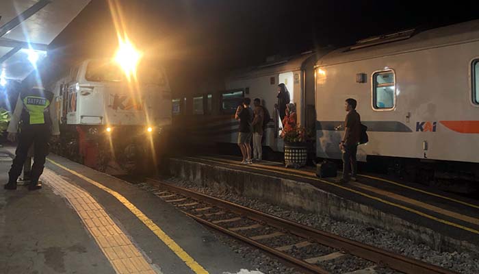 MENUNGGU: Sejumlah penumpang KA Ranggajati yang tampak menunggu di Stasiun Bayeman, Kamis (2/10) malam, paska mogoknya rangkaian kereta api diduga akibat mesin terkendala.