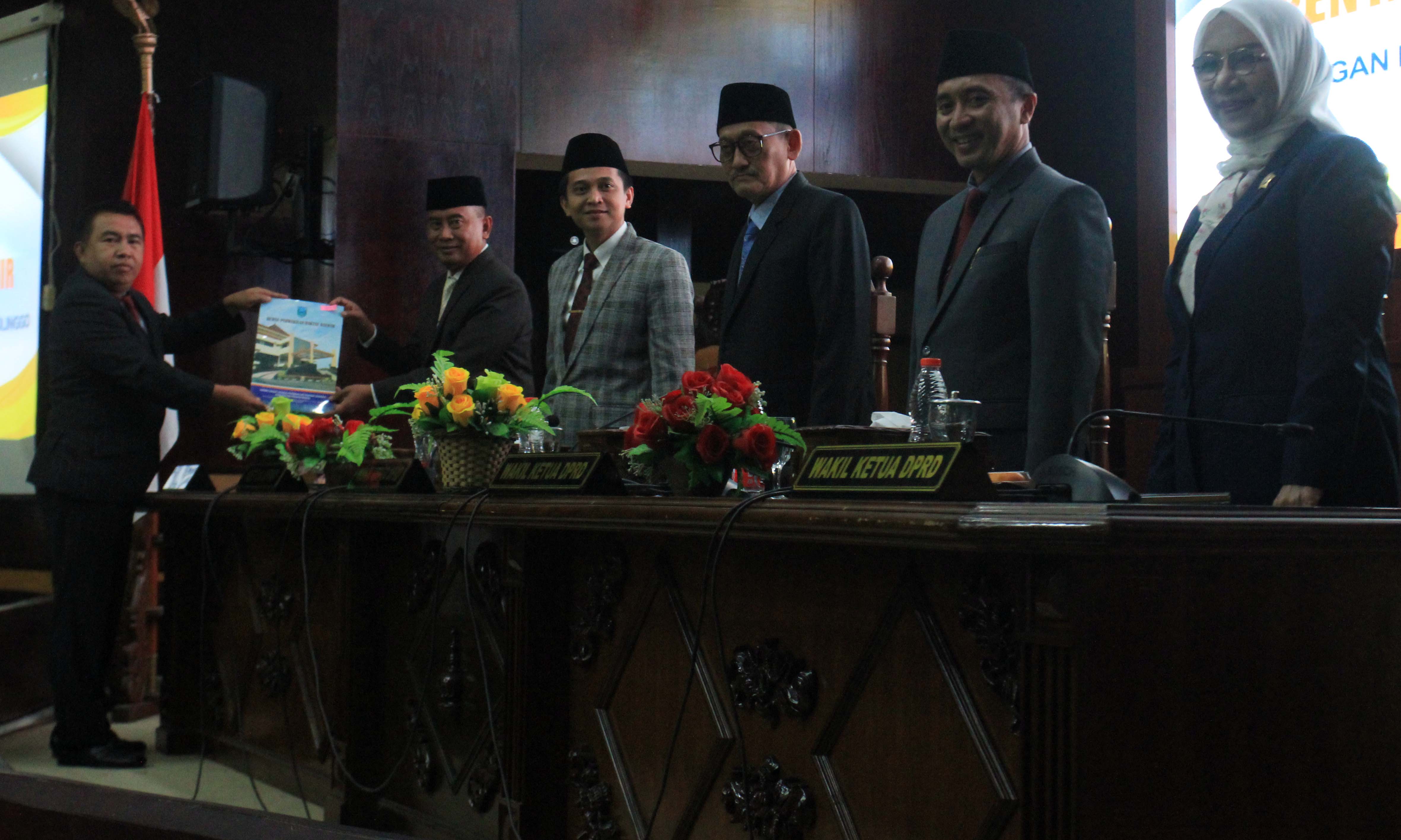 PENDAPAT AKHIR: Semua juru bicara fraksi di DPRD Kabupaten Probolinggo menyerahkan pendapat akhir (PA) fraksi kepada eksekutif yang diwakili Sekda Kabupaten Probolinggo Ugas Irwanto.