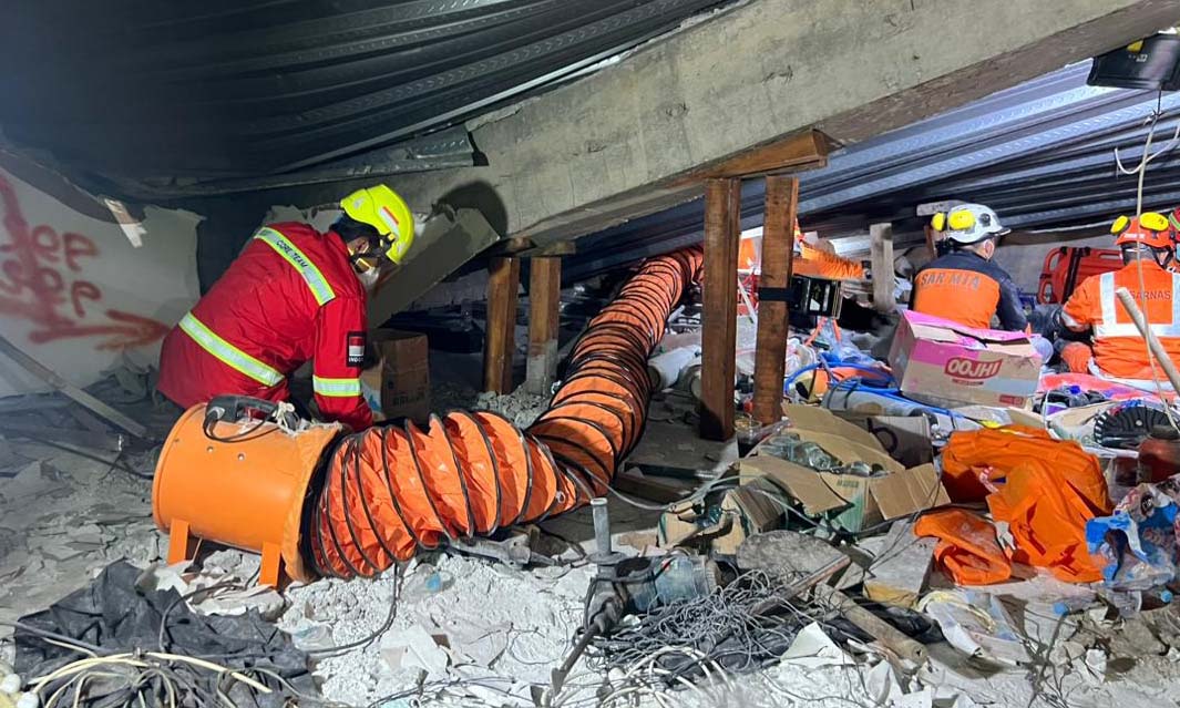 GERAK CEPAT : Tim tanggap darurat atau emergency response team (ERT) Paiton Energy - POMI melakukan aksi kemanusiaan di Ponpes Al-Khoziny di Buduran, Sidoarjo, Jawa Timur.