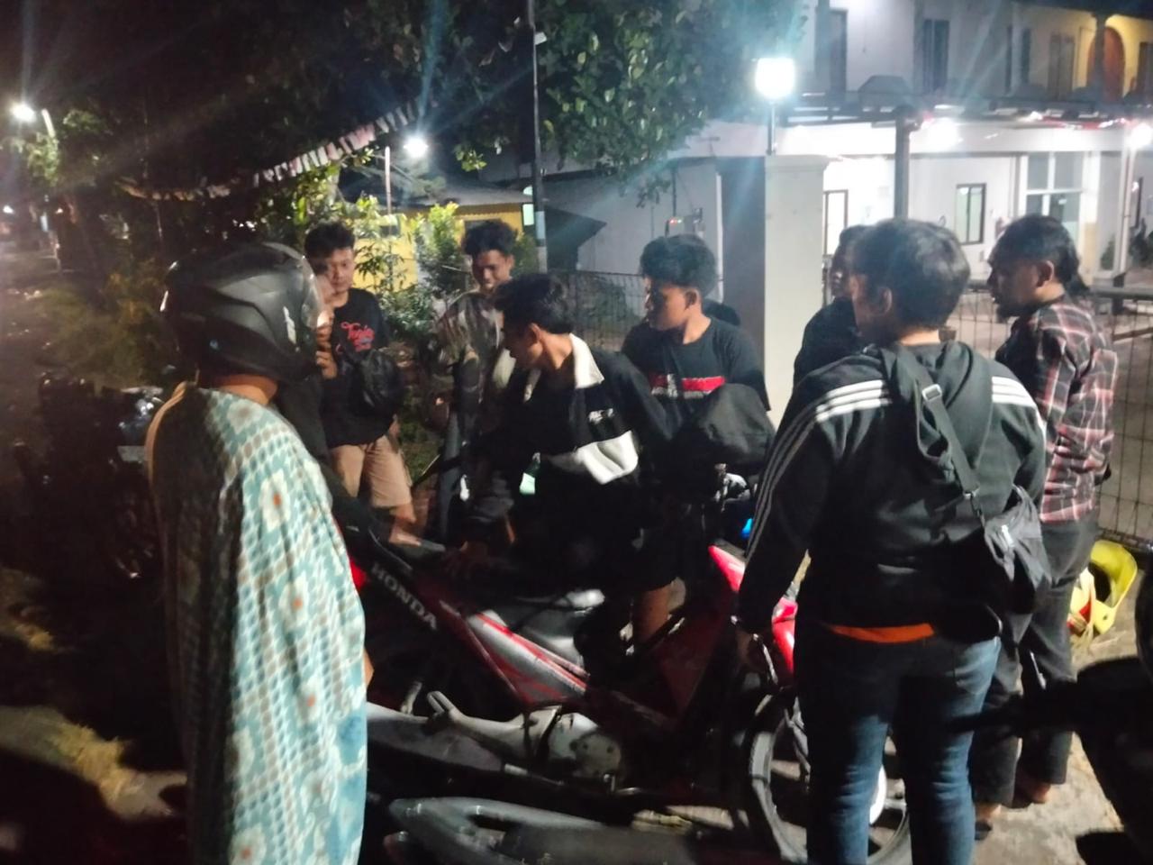PERIKSA: Petugas Polsek Rejoso saat melakukan patroli dan pemeriksaan terhadap pengendara yang dicurigai pelaku kejahatan. Selama empat bulan terakhir, sejumlah kasus kejahatan diungkap