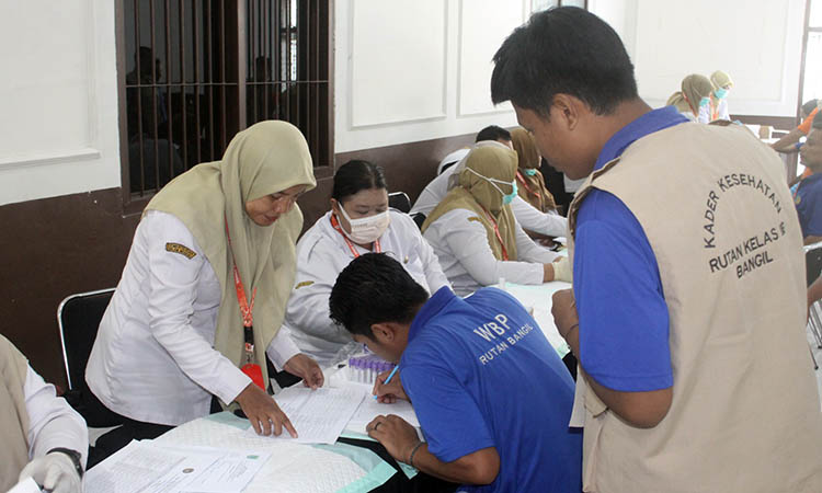 JALANI TES: Warga Binaan Rutan Bangil saat menjalani screening HIV. Hal ini dilakukan, untuk memantau kesehatan para warga binaan.