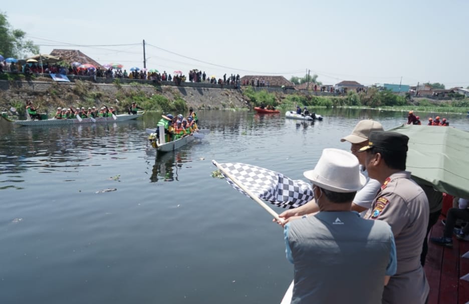 SERU: Festival dan Lomba Balap Perahu Dayung Naga yang berlangsung seru. Hal itu akan dijadikan agenda tahunan.