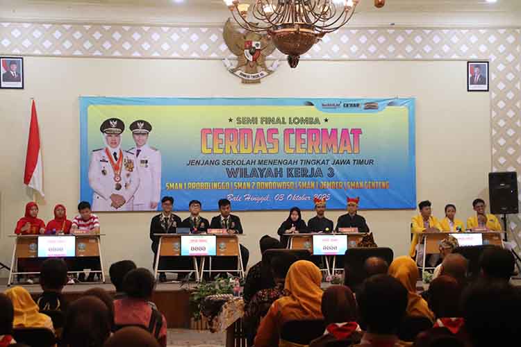 LOMBA: Sejumlah tim perwakilan dari Cabang Dinas Wilayah Bakorwil Jember, mengikuti Babak Semifinal Cerdas Cermat tingkat Sekolah Menengah di Bale Hinggil, Kota Probolinggo, Jumat (3/10)