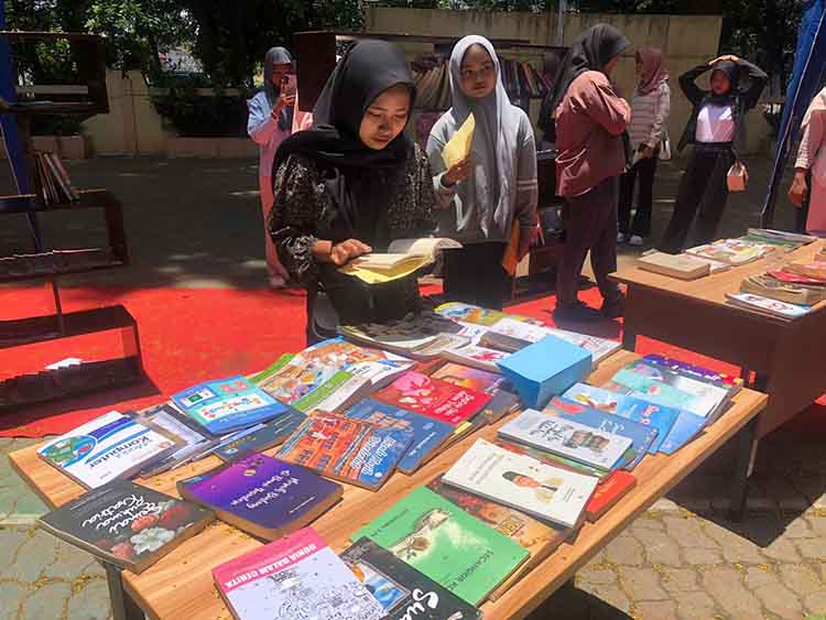 SEMANGAT: Sejumlah pelajar menyaksikan pembukaan pameran dan bedah buku di SMKN 1 Probolinggo, Sabtu (4/10).