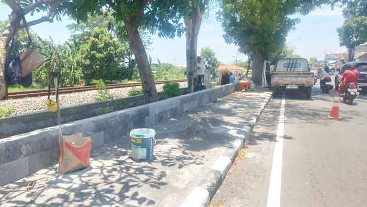 DIPERCANTIK: Sejumlah pekerja menggarap pembangunan taman di tepi Jalan Soekarno-Hatta Kota Probolinggo.