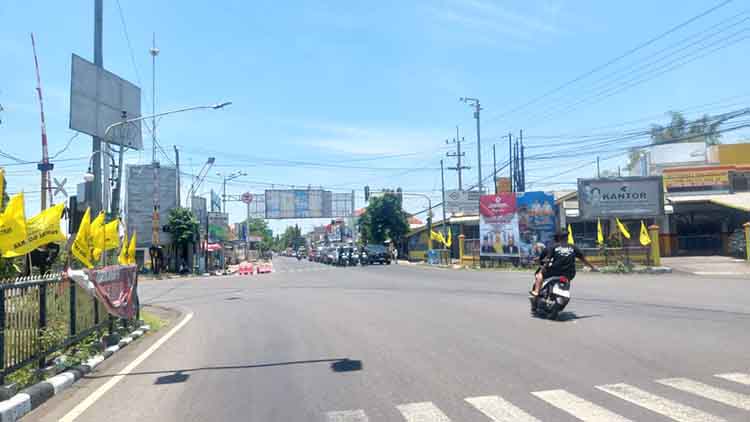 MULAI DIUKUR: Sejumlah pengendara melintas di Simpang Empat Pilang di Jalan Soekarno-Hatta Kota Probolinggo. Titik ini merupakan batas paling barat proyek Jalan Soetta-Pangsud dengan anggaran Rp 38 mi