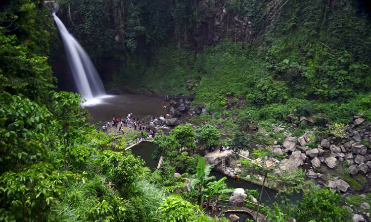 EKSOTIK: Pemandangan di area Air Terjun Jaran Goyang yang begitu eksotik. Tak heran, banyak wisatawan yang berdatangan.